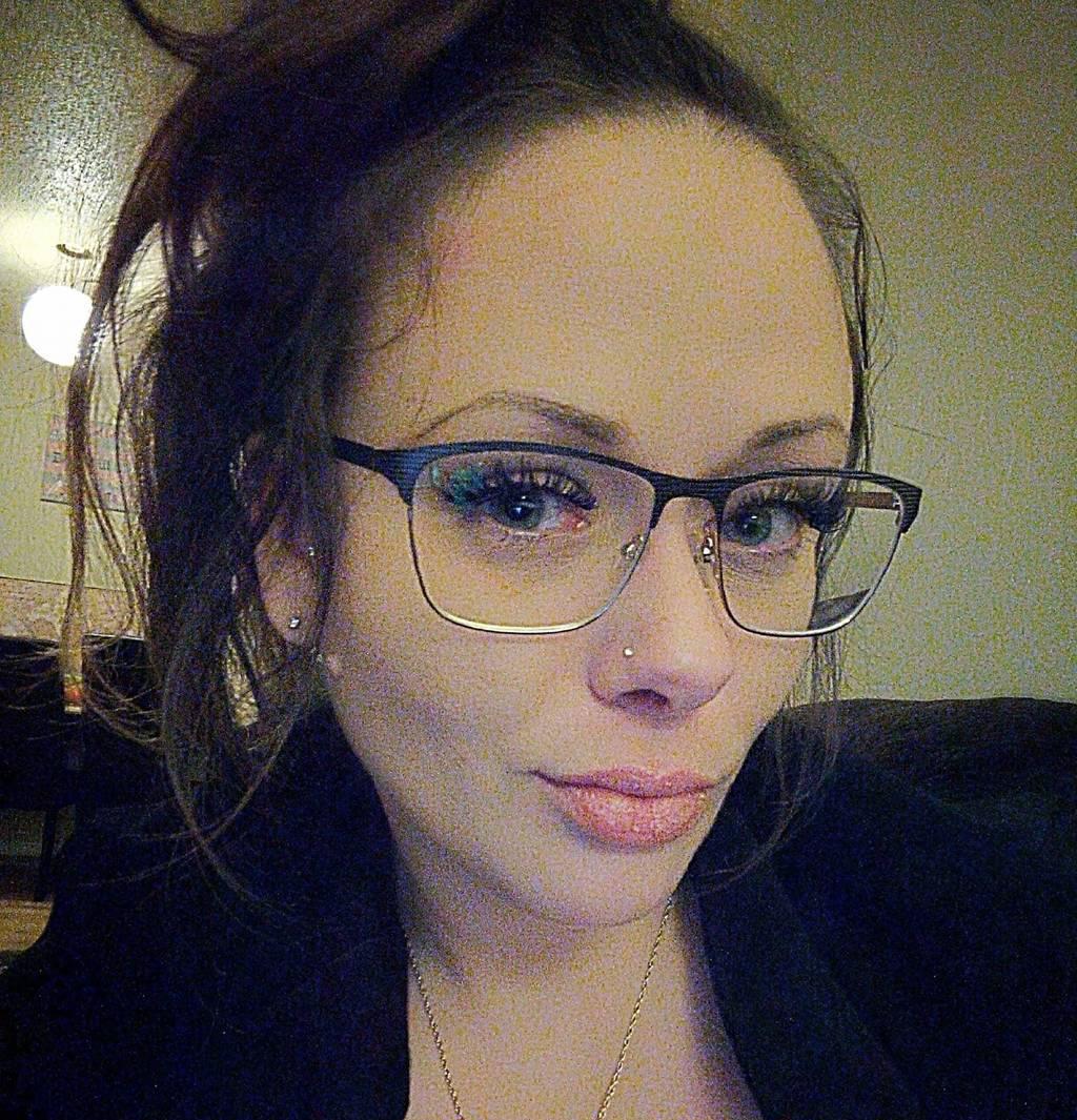 REDdeerBeautifulBrunetteBabeBedroomEyessoWETsooSweet